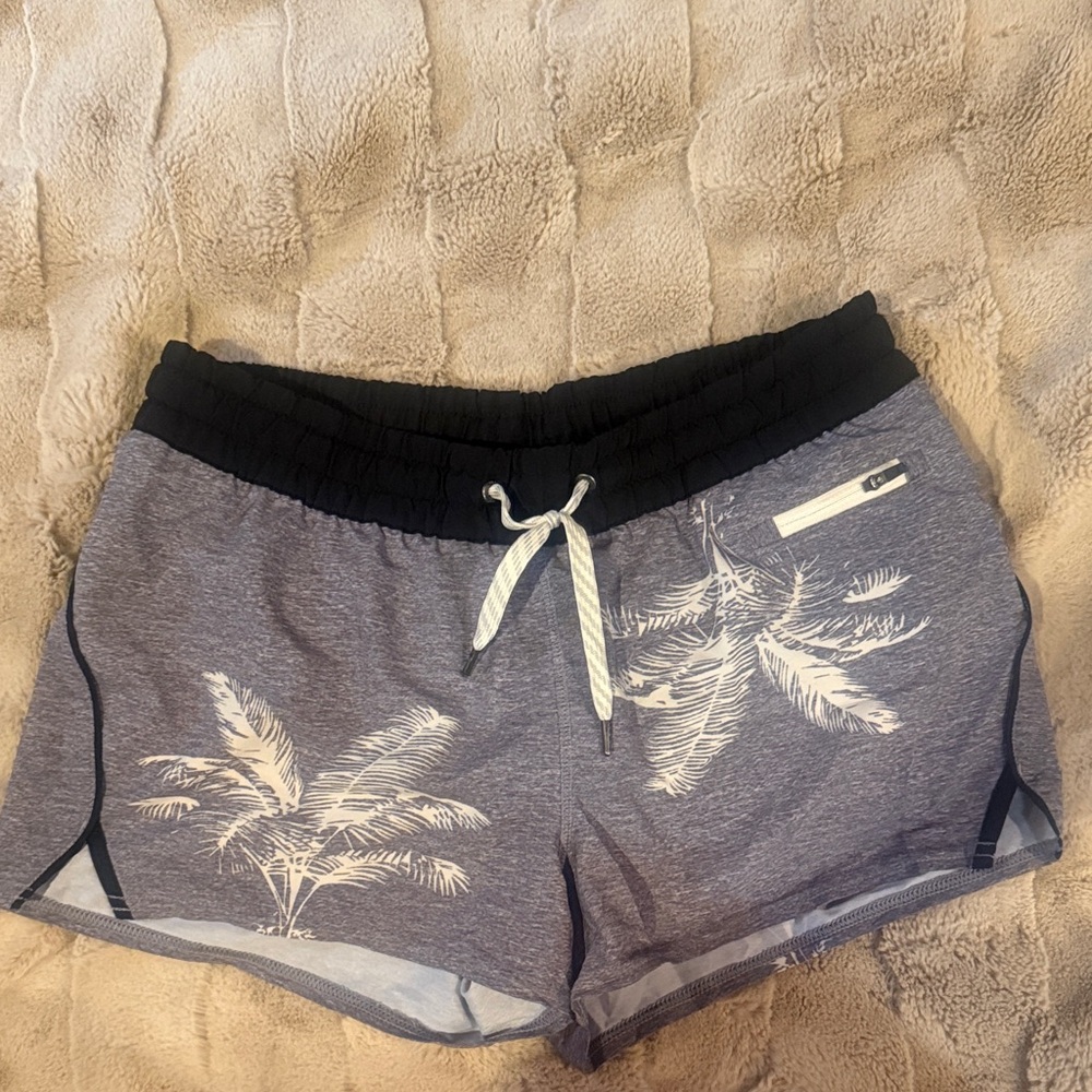 Vuori Women's Palm Print Athletic Shorts - Black and Gray